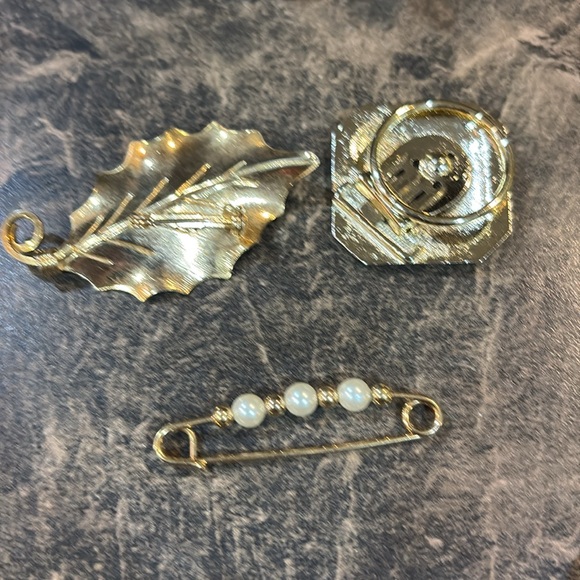 Jewelry lot miscellaneous, eight necklaces and three pins and a scarf pin - Picture 5 of 9